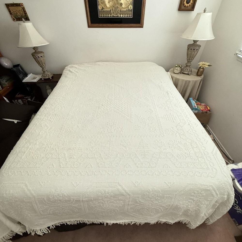 Vintage Candlewick Bedspread White Woven Hobnail Tufted Fringe Full Queen 104x93